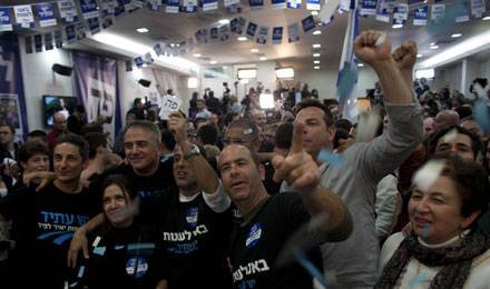 Des supporters du parti centriste Yesh Atid manifestent leur joie après l'annonce des résultats, le 23 janvier, au QG du parti © LEVINE / SIPA
