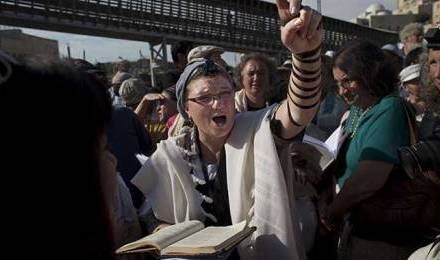 Une Juive membre des "Femmes du mur" anime une prière devant le mur des Lamentations  © Bernat Armangue/AP/SIPA