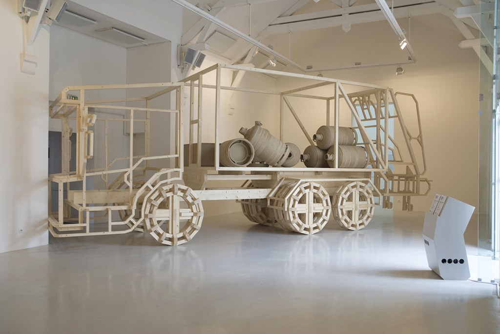 Garbage Truck Bomb (Le bombardier du pauvre), de Damien Marchal (2010). ©Benoit Mauras/La Criée centre d'art contemporain